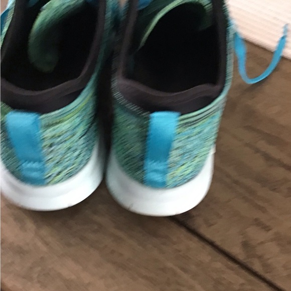 Ladies, size 8 Nike runners - Picture 3 of 5